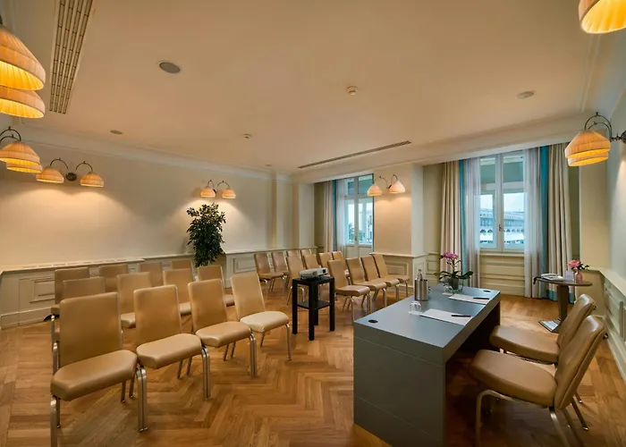 里雅斯特萨瓦尔星际酒店